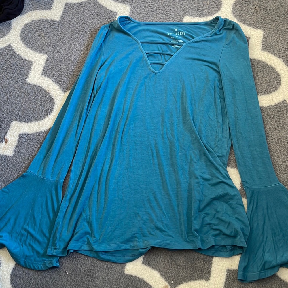 Blue tshirt with flowly arm sleeves
